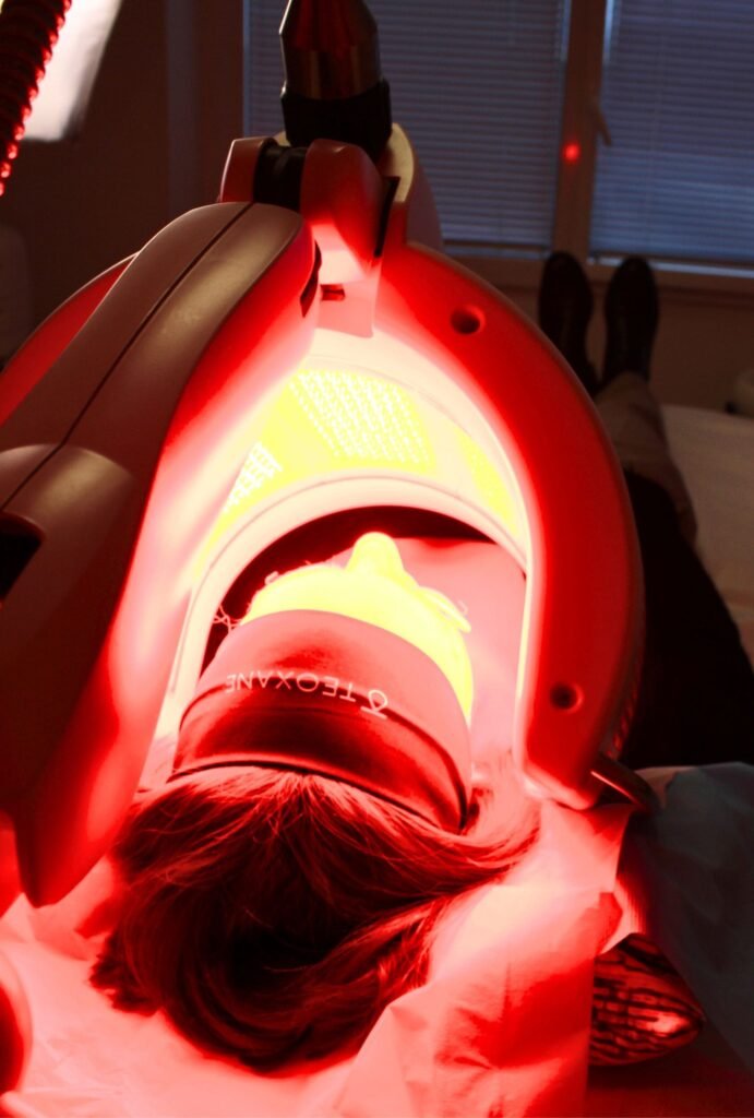Patiente pendant une séance de photobiomodulation LED